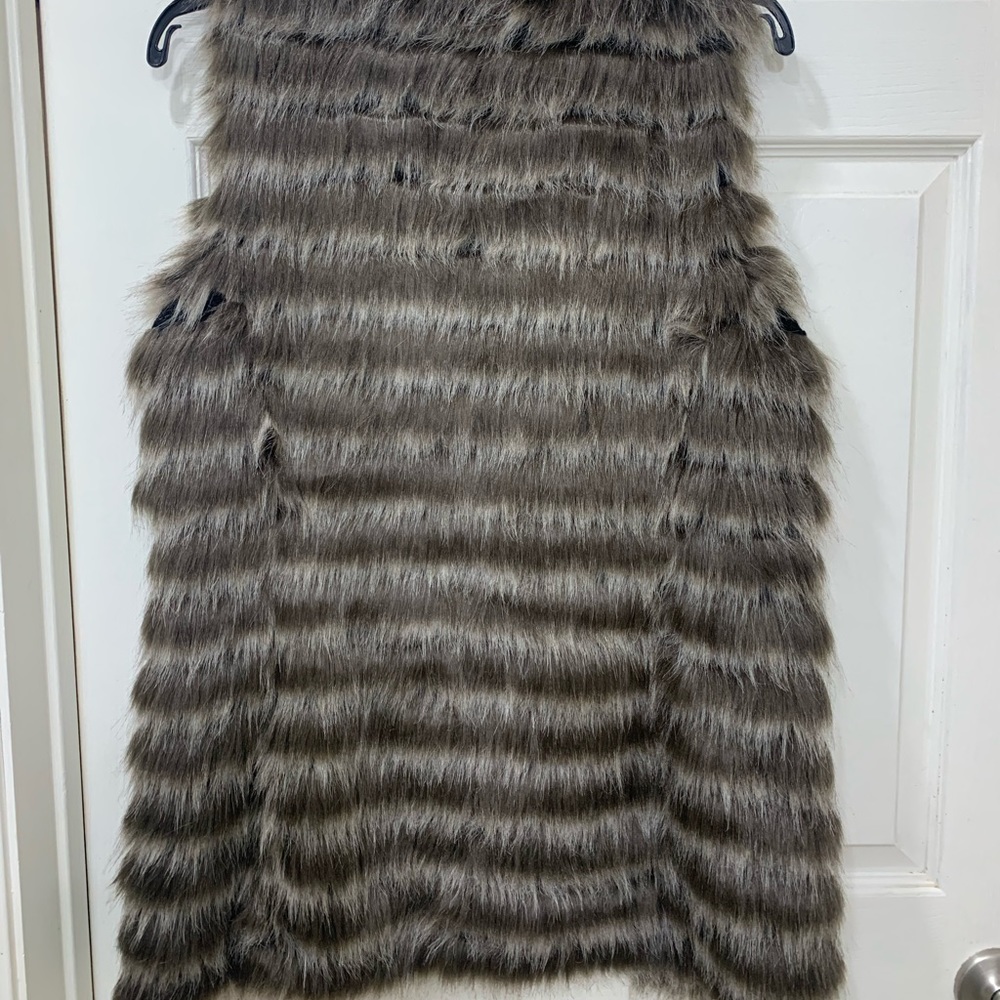 Ladies long faux fur vest - Picture 2 of 3